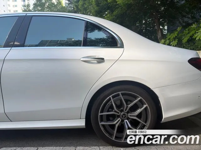 Фотография автомобиля — Mercedes-Benz E-Class