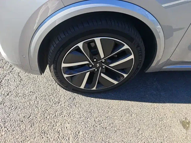 Li Auto L9 — Фото автомобиля 22