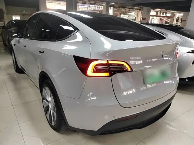 Tesla Model Y — Фото автомобиля 4