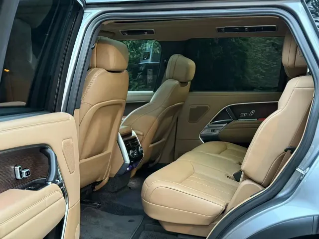 Land Rover Range Rover 2023 3.0 L6 400PS Golden Age 7-Seater Long Wheelbase — Фото автомобиля 8