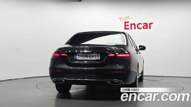 Mercedes-Benz E-Class — Фото автомобиля 4