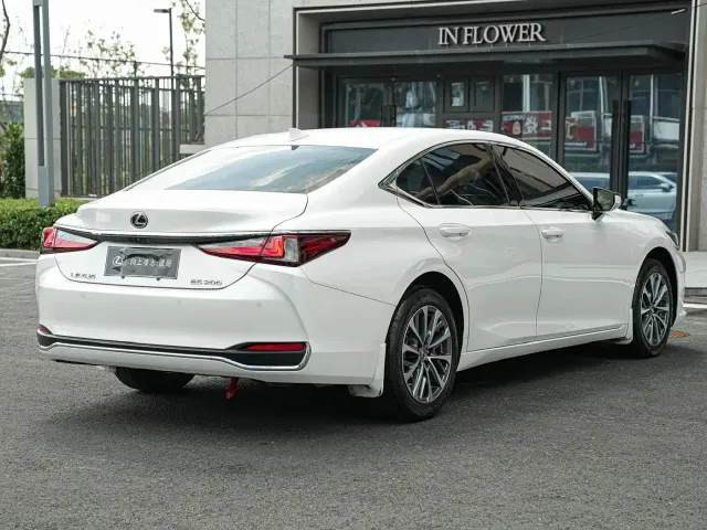Lexus ES — Фото автомобиля 4