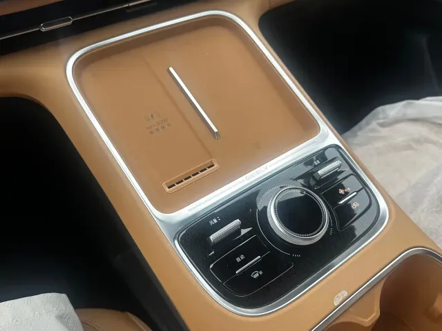 Geely Galaxy Starship 7 EM-i — Фото автомобиля 12