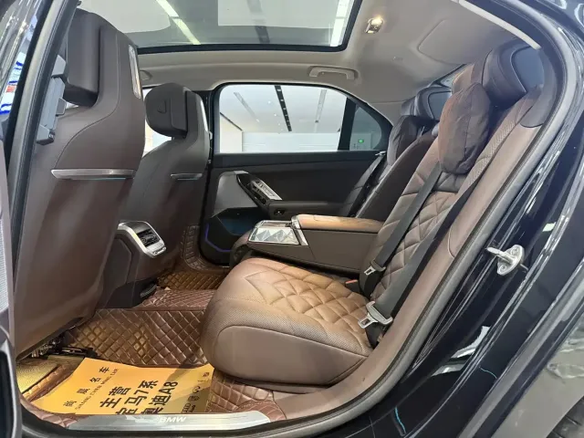 BMW BMW 7 Series 2023 Model 735Li Luxury Package — Фото автомобиля 12