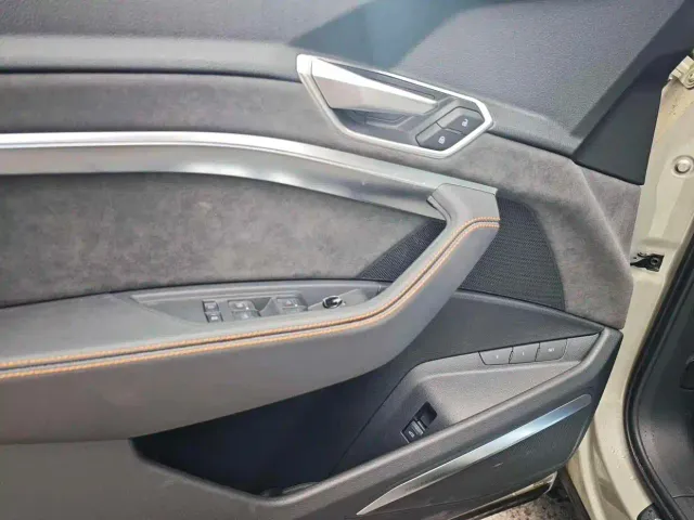 Audi e-tron — Фото автомобиля 8