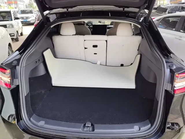 Tesla Model Y — Фото автомобиля 18