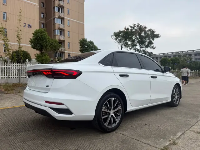 Geely Emgrand — Фото автомобиля 6