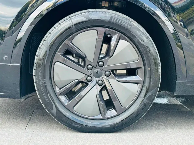 Li Auto L8 — Фото автомобиля 9