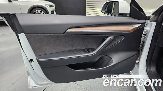 Tesla Model 3 — Фото автомобиля 23