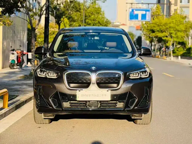 BMW iX3 — Фото автомобиля 4