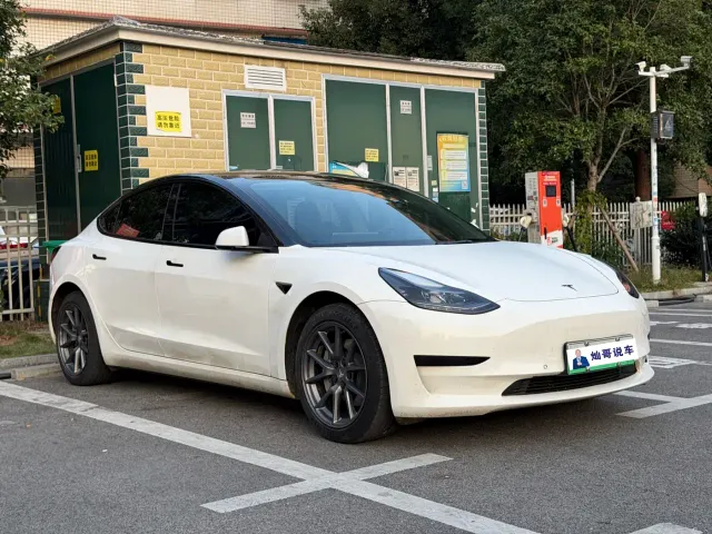 Tesla Model 3 — Фото автомобиля 3