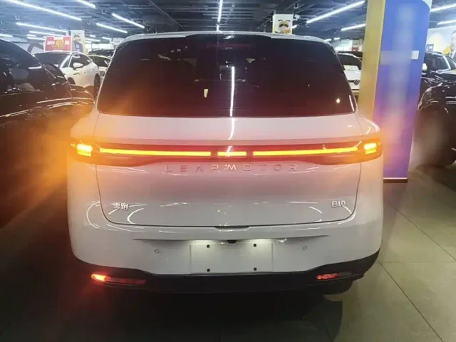 Leapmotor B10 — Фото автомобиля 5