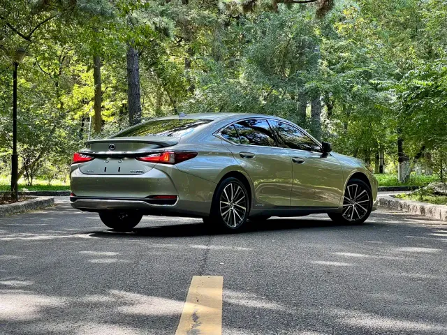 Lexus ES — Фото автомобиля 3