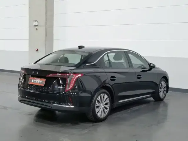Hongqi E-QM5 — Фото автомобиля 2