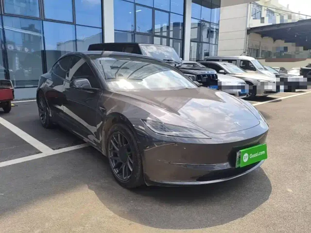 Tesla Model 3 — Фото автомобиля 3