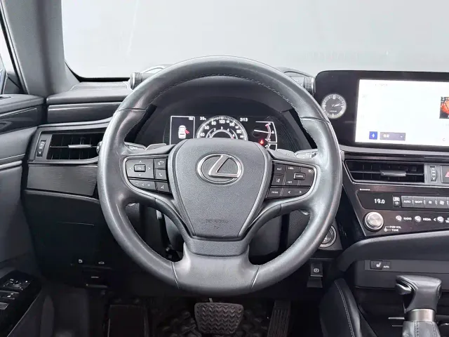 Lexus ES — Фото автомобиля 12