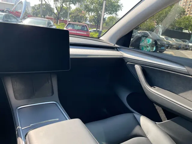 Tesla Model Y — Фото автомобиля 19
