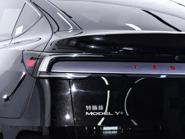 Tesla Model Y — Фото автомобиля 11