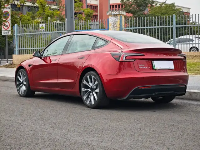 Tesla Model 3 — Фото автомобиля 16