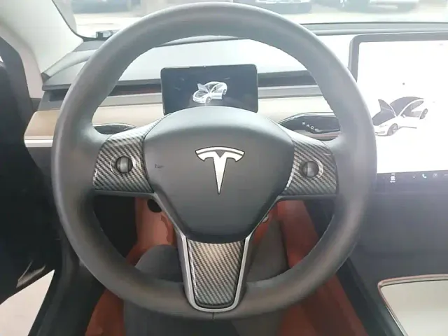 Tesla Model 3 — Фото автомобиля 10