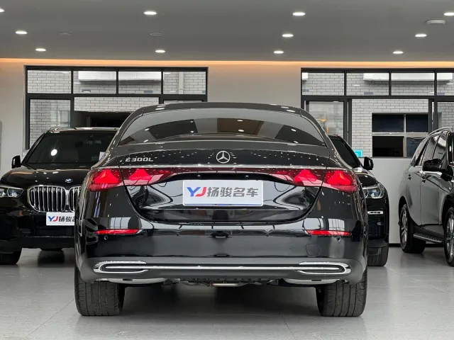 Mercedes-Benz E-Class — Фото автомобиля 4