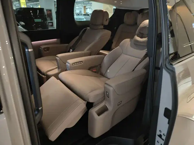 Li Auto MEGA — Фото автомобиля 16