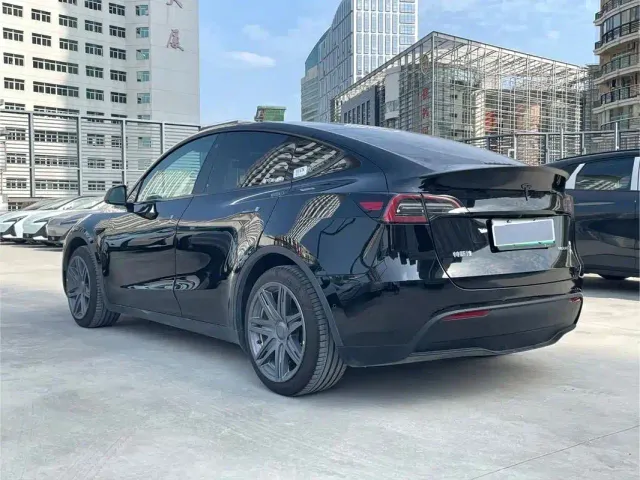 Tesla Model Y — Фото автомобиля 9