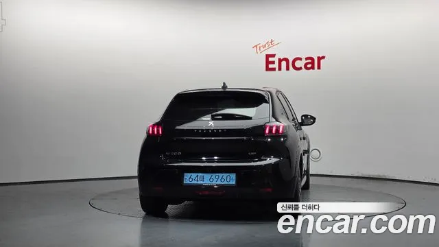 Peugeot 208 — Фото автомобиля 4