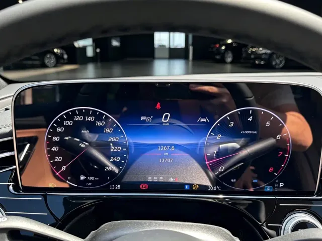 Mercedes-Benz E-Class — Фото автомобиля 8