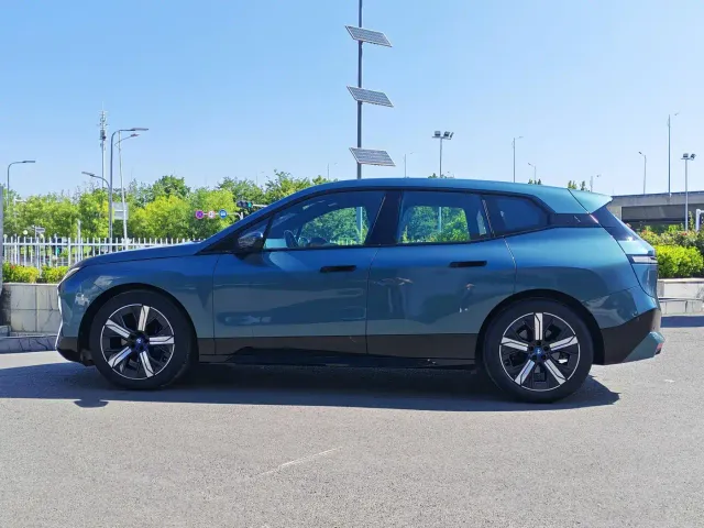 BMW iX — Фото автомобиля 7