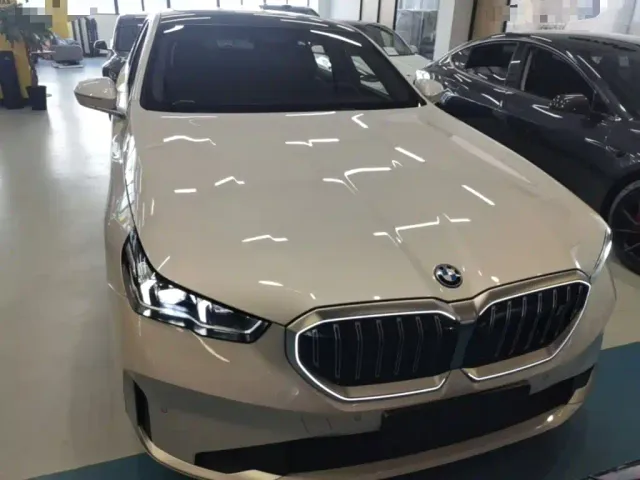 BMW i5 — Фото автомобиля 2