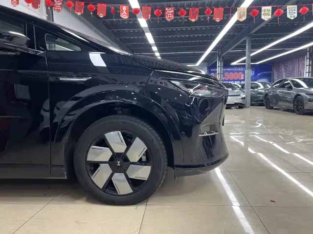 Xpeng X9 — Фото автомобиля 4