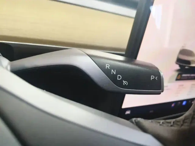 Tesla Model Y — Фото автомобиля 13