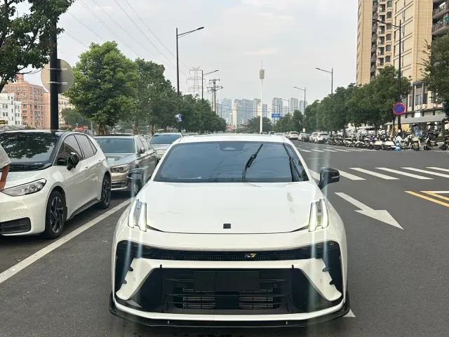 Lynk & Co 03 — Фото автомобиля 2