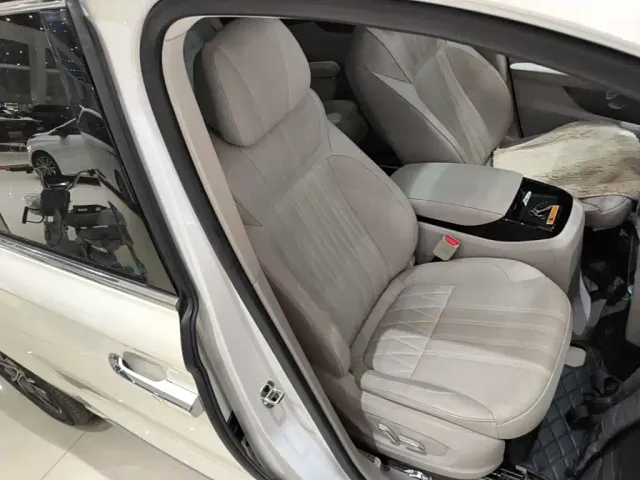 Roewe iMAX8 — Фото автомобиля 24