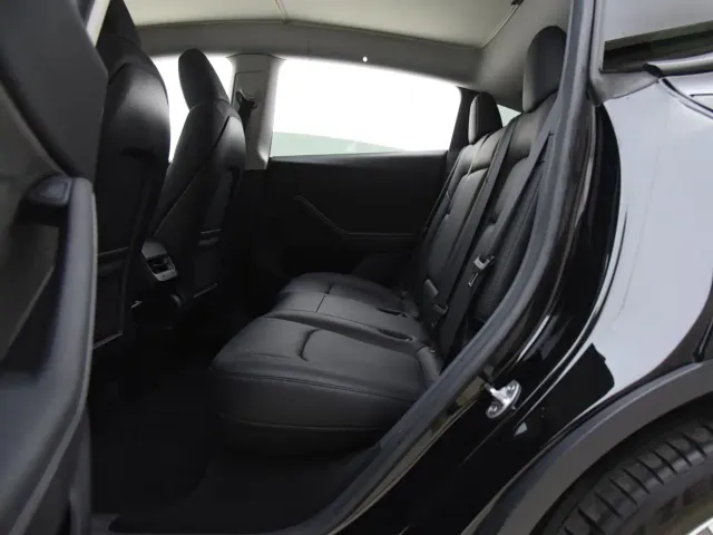 Tesla Model Y — Фото автомобиля 8