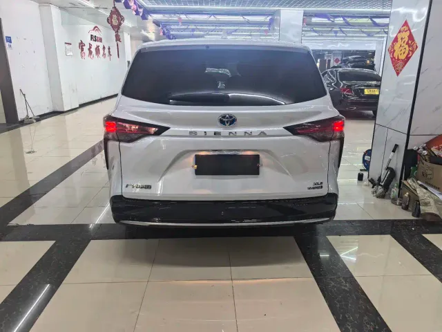 Toyota Sienna — Фото автомобиля 9