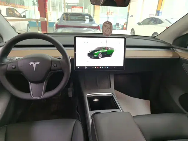 Tesla Model Y — Фото автомобиля 12