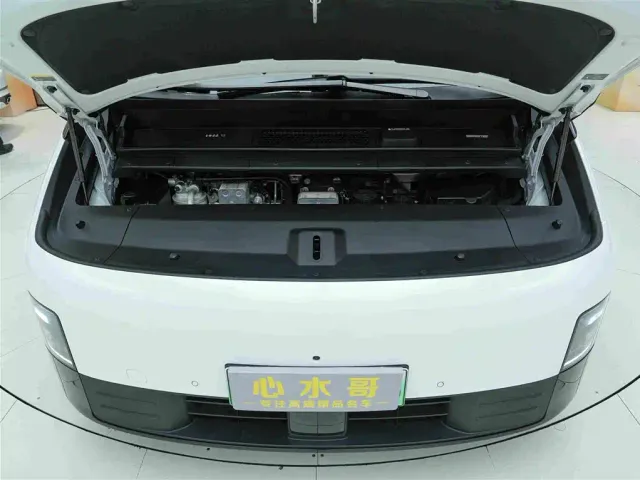 Li Auto MEGA — Фото автомобиля 25