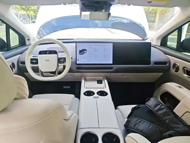 Li Auto i8 — Фото автомобиля 9