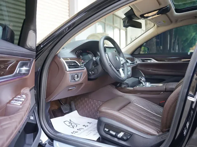 BMW 7 Series — Фото автомобиля 12