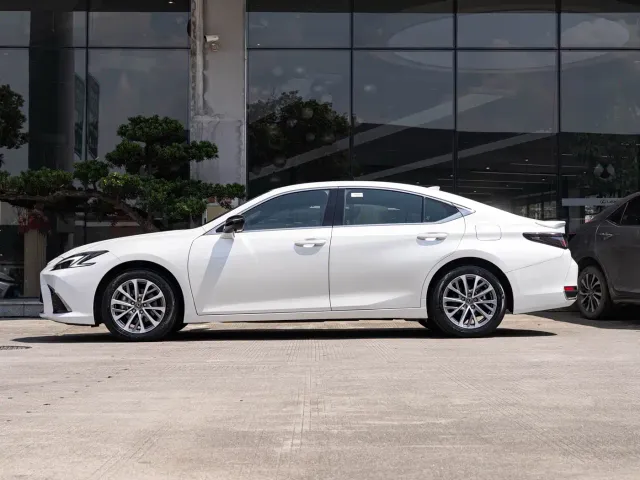 Lexus ES — Фото автомобиля 4
