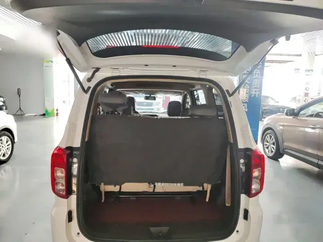 Wuling Hongguang — Фото автомобиля 18