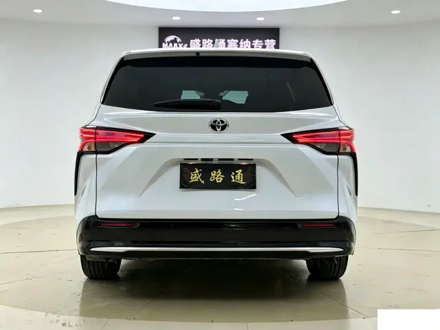 Toyota Sienna — Фото автомобиля 8