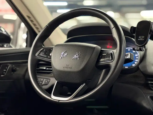 Hongqi E-QM5 — Фото автомобиля 15
