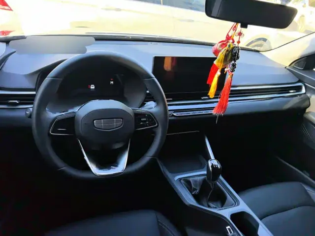 Geely Emgrand — Фото автомобиля 12