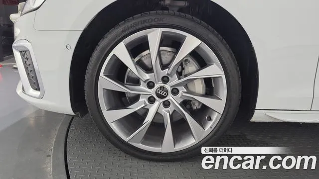 Audi A4 45 TFSI quattro Premium — Фото автомобиля 5