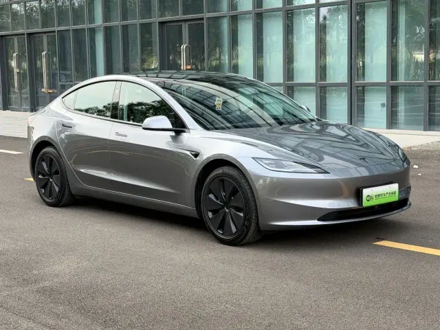Tesla Model 3 — Фото автомобиля 3