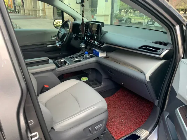 Toyota Sienna — Фото автомобиля 8