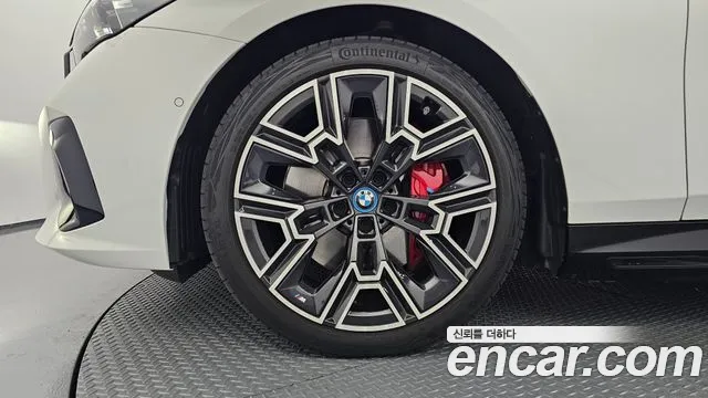 BMW i5 G60 — Фото автомобиля 5